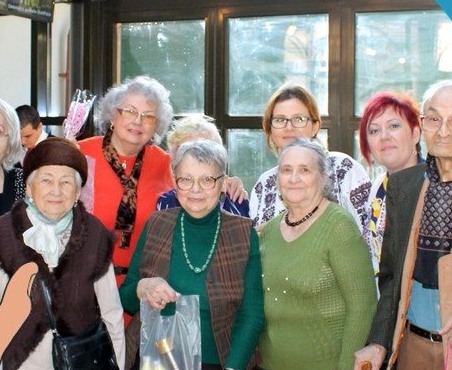 Grup de vârstnici sprijiniți prin fondul A.M.E.R.